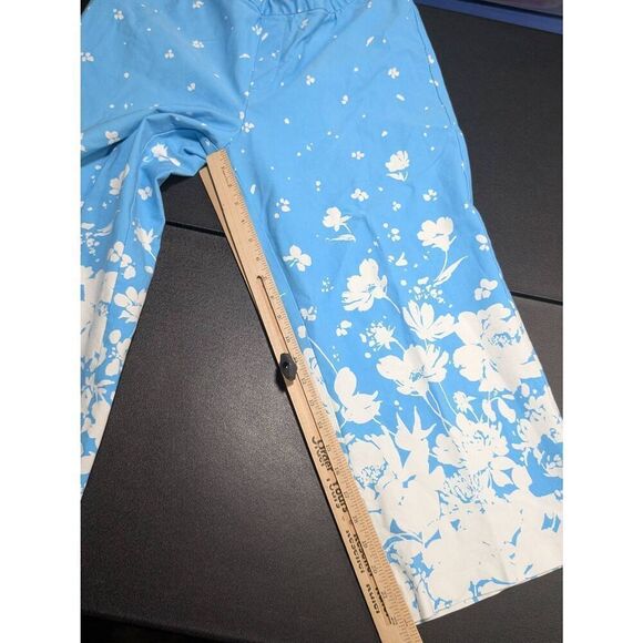 Isaac Mizrahi Live! Petite 24/7 Stretch Crop Wide-Leg Blue and White Floral Pant - Picture 7 of 7